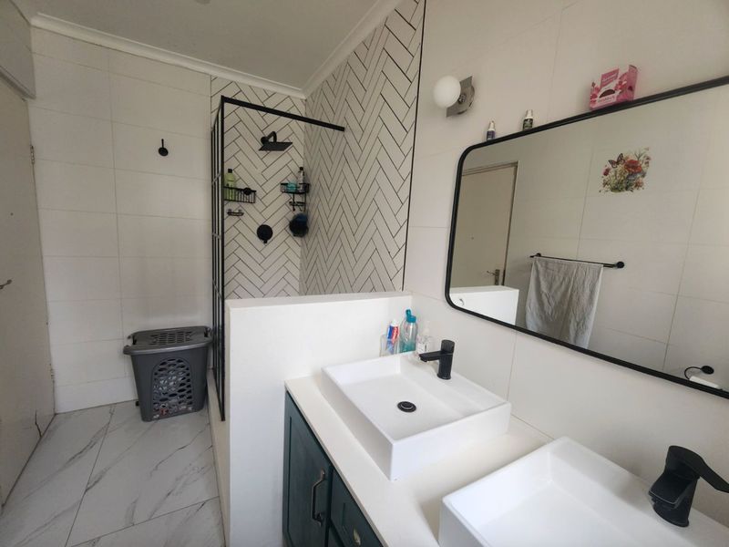 4 Bedroom House for Sale in Douglasdale - Photo 3