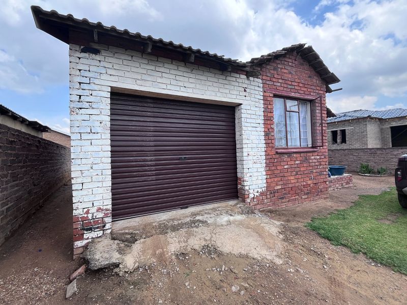 2 bedroom home in zone 10 Sebokeng with flatlet and cottage. - Photo 4