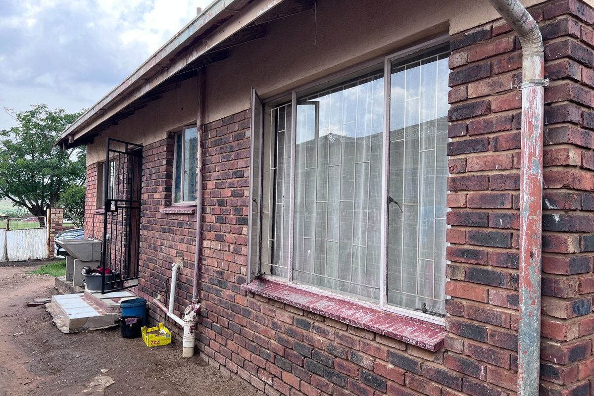 2 bedroom home in zone 10 Sebokeng with flatlet and cottage. - Photo 2