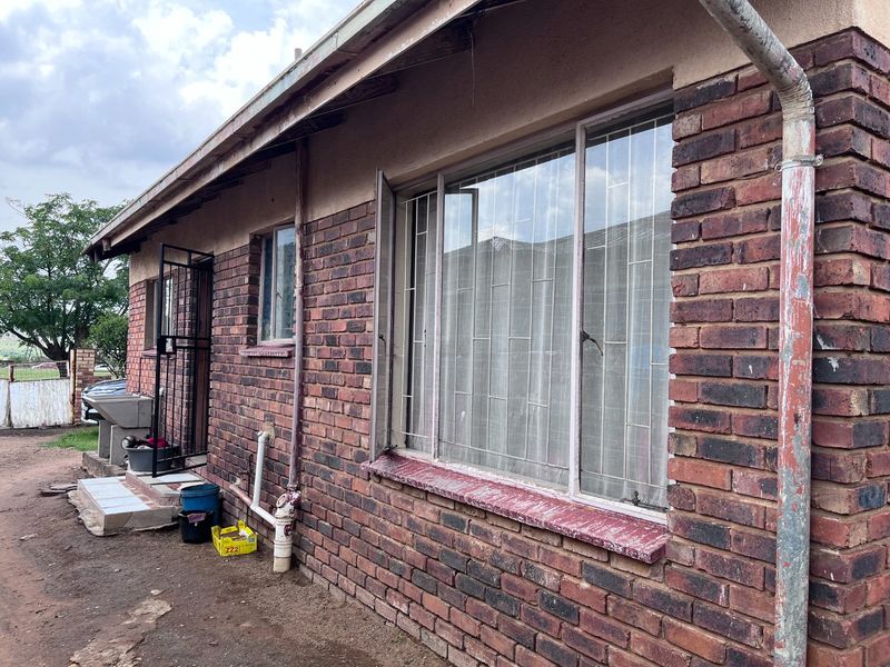 2 bedroom home in zone 10 Sebokeng with flatlet and cottage. - Photo 2