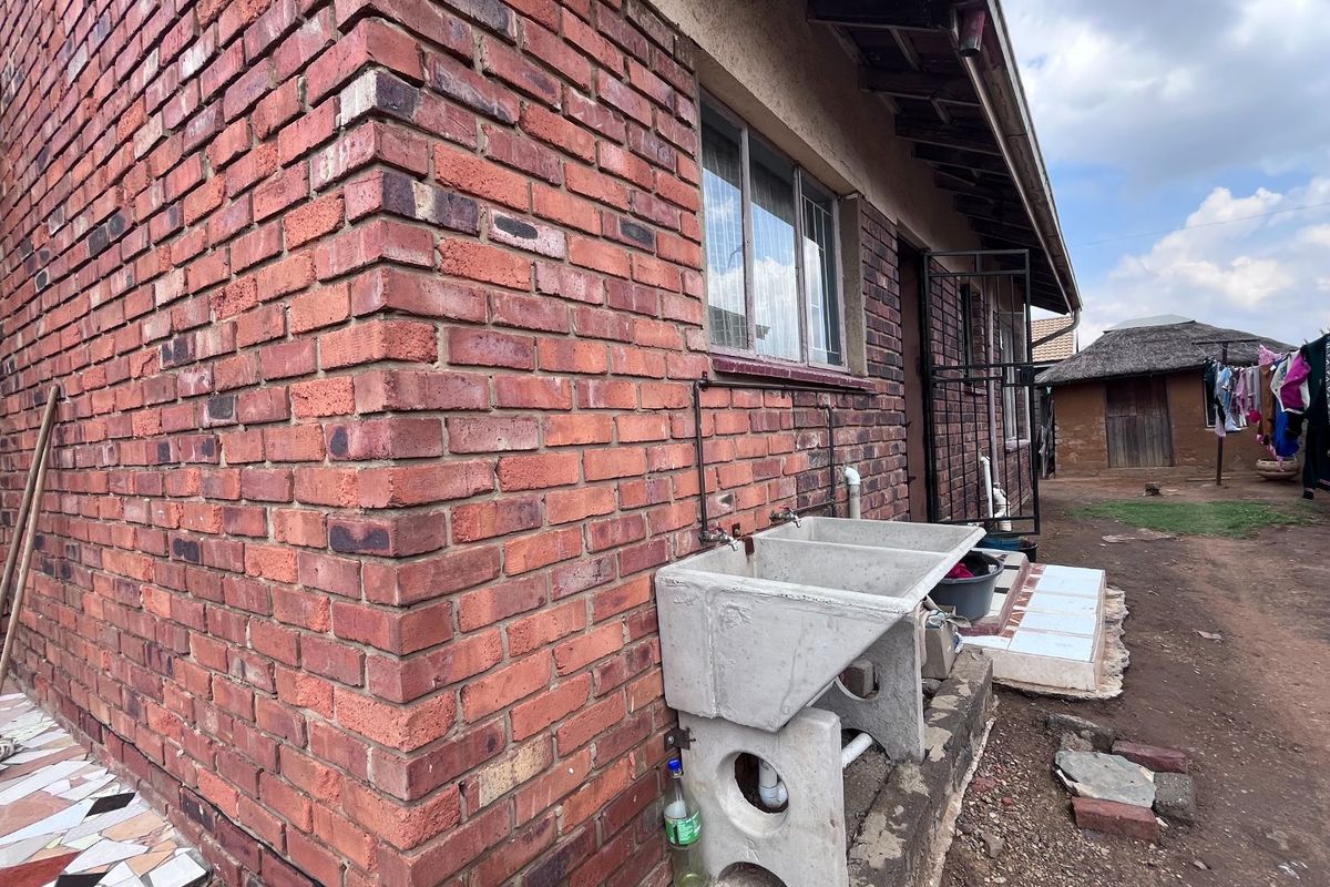 2 bedroom home in zone 10 Sebokeng with flatlet and cottage. - Photo 5