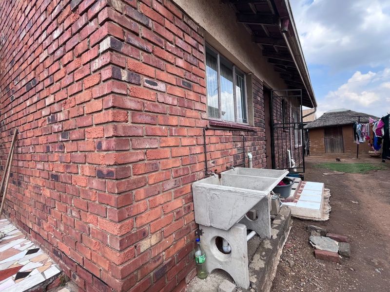 2 bedroom home in zone 10 Sebokeng with flatlet and cottage. - Photo 5