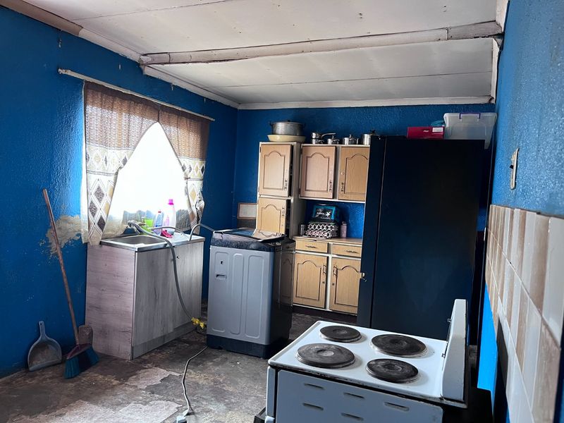 2 bedroom home in zone 10 Sebokeng with flatlet and cottage. - Photo 10