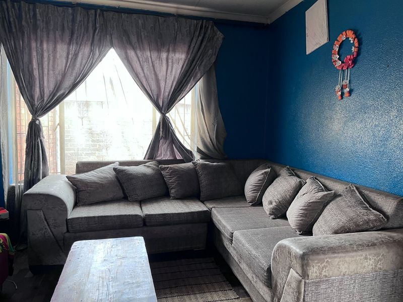 2 bedroom home in zone 10 Sebokeng with flatlet and cottage. - Photo 6