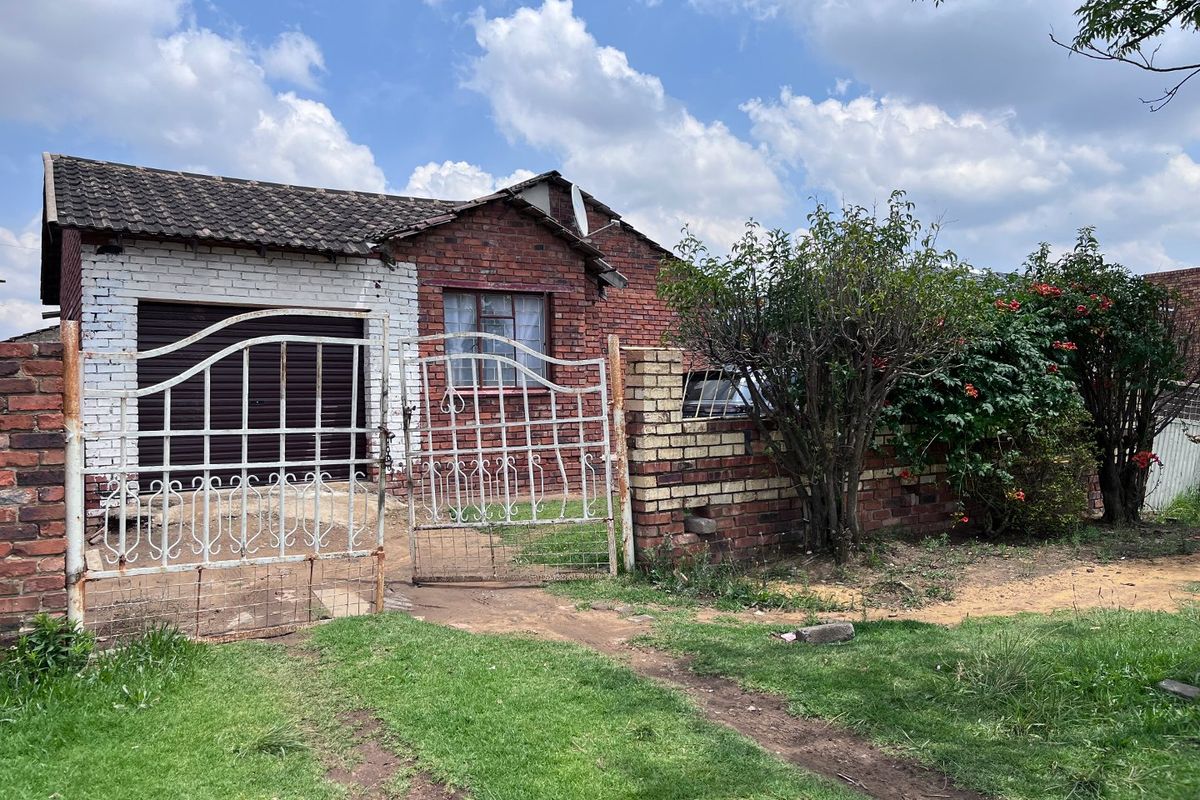 2 bedroom home in zone 10 Sebokeng with flatlet and cottage. - Photo 3