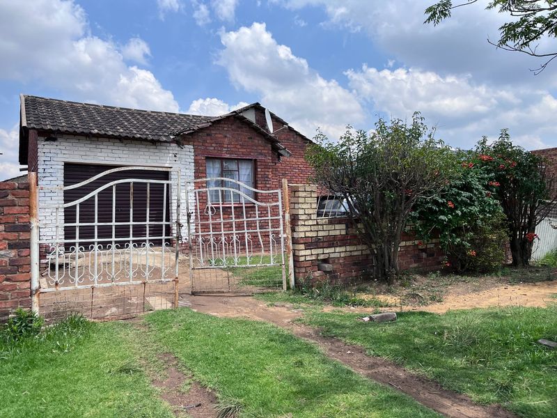 2 bedroom home in zone 10 Sebokeng with flatlet and cottage. - Photo 3