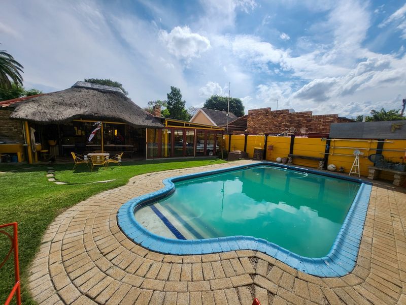 A Neat Family Home with Practical Features and Extra Space - Photo 2