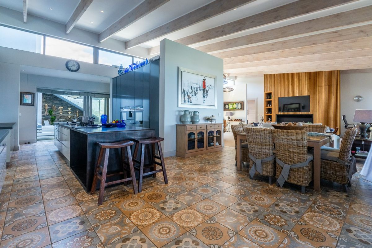 Architectural Masterpiece With Panoramic Sea Views - Photo 3