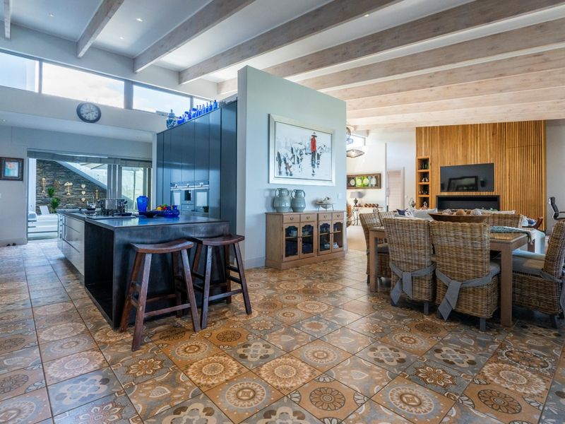 Architectural Masterpiece With Panoramic Sea Views - Photo 3