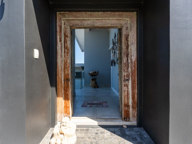 Architectural Masterpiece With Panoramic Sea Views - Photo 6