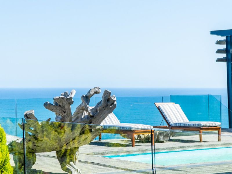 Architectural Masterpiece With Panoramic Sea Views - Photo 9