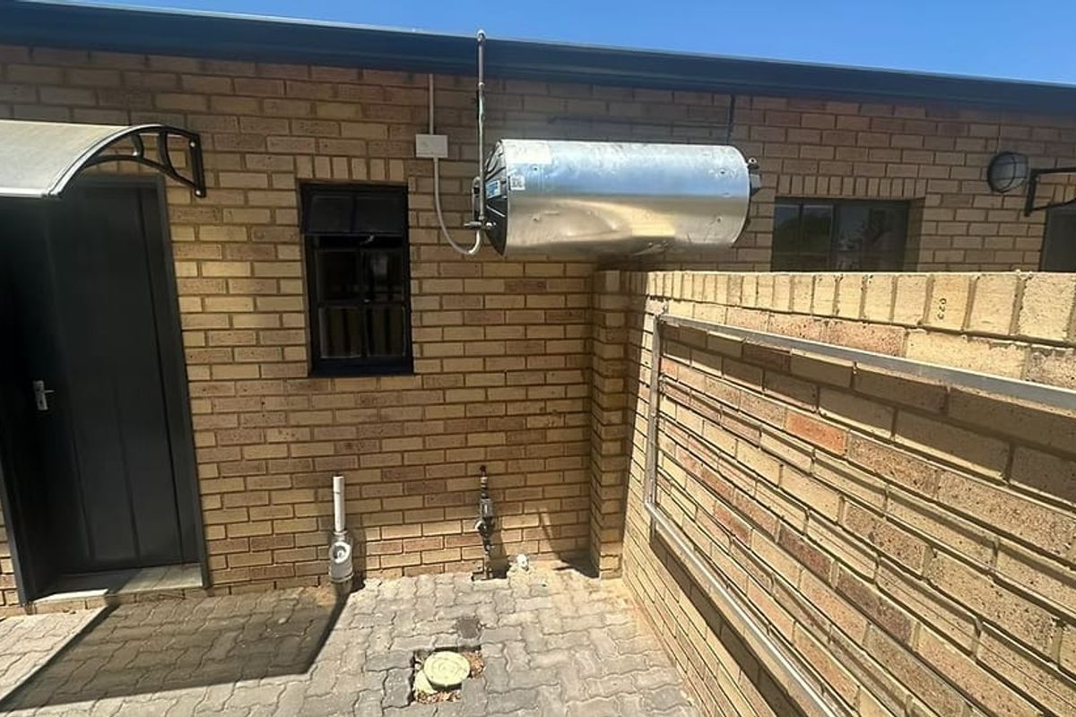 Newly Built 11⁄2 Bedroom Bachelor Flat to Rent - Photo 2