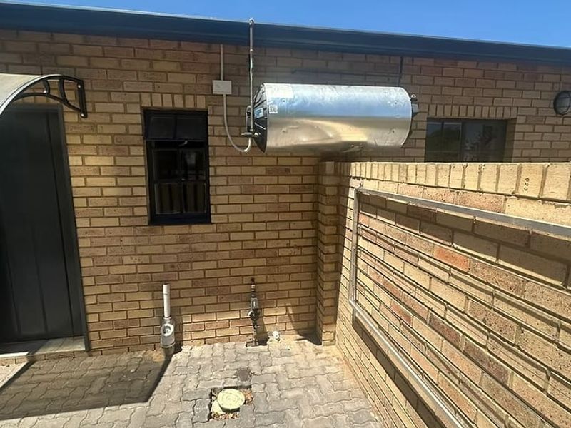 Newly Built 11⁄2 Bedroom Bachelor Flat to Rent - Photo 2