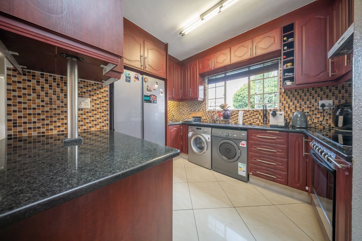 Neat and Cozy Ground Floor Townhouse For Sale - Photo 3