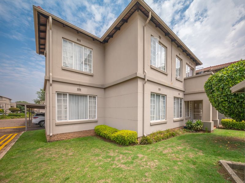 Neat and Cozy Ground Floor Townhouse For Sale - Photo 2