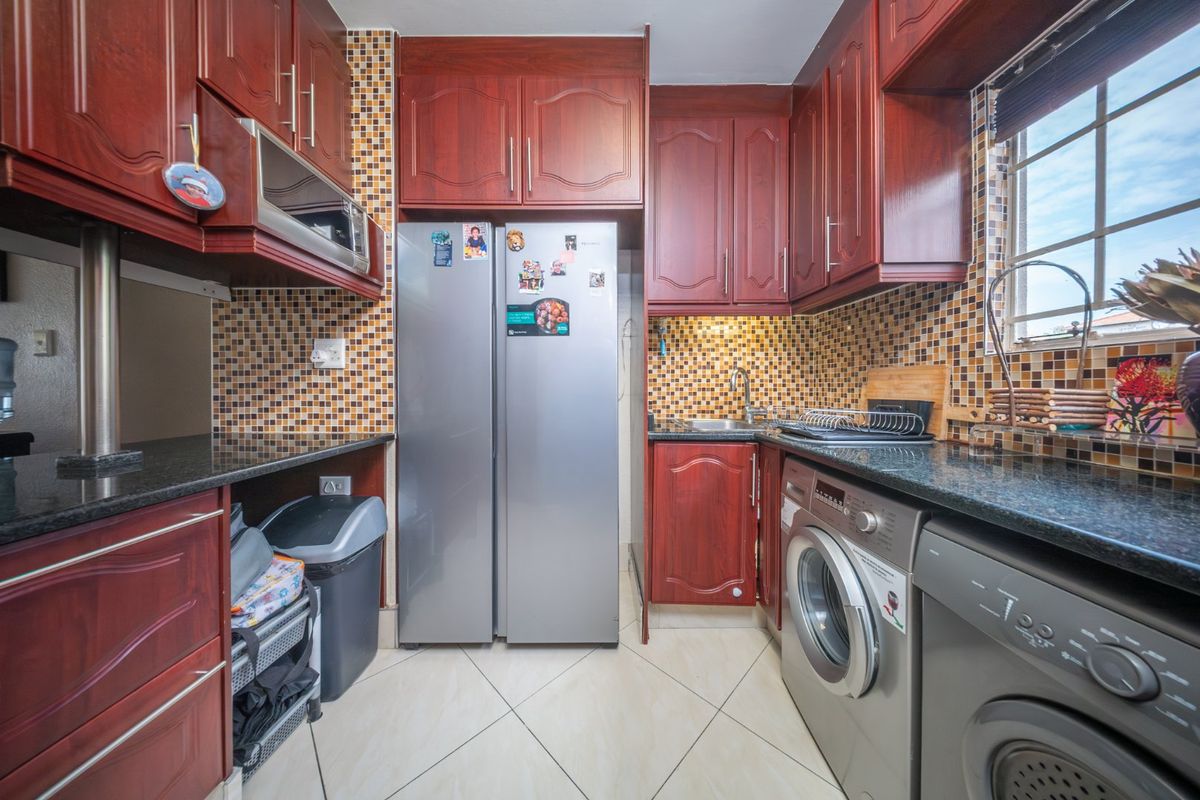 Neat and Cozy Ground Floor Townhouse For Sale - Photo 4