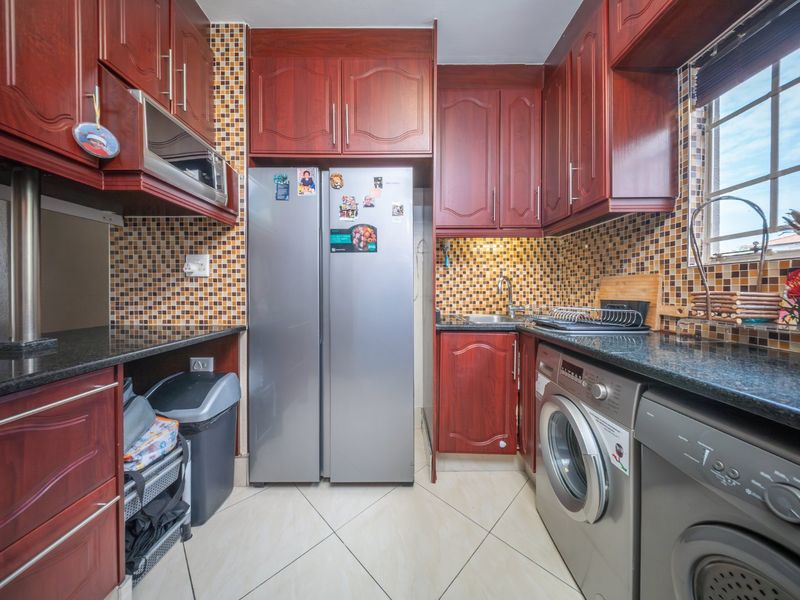 Neat and Cozy Ground Floor Townhouse For Sale - Photo 4