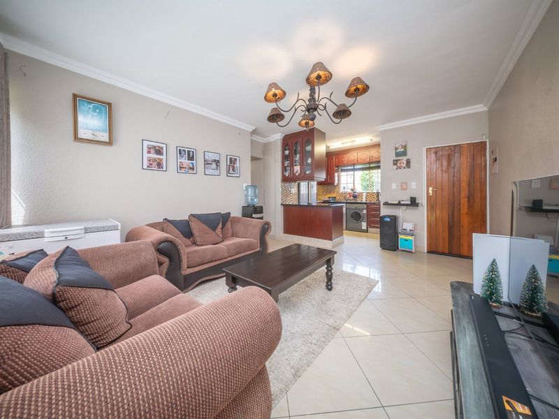 Neat and Cozy Ground Floor Townhouse For Sale - Photo 9