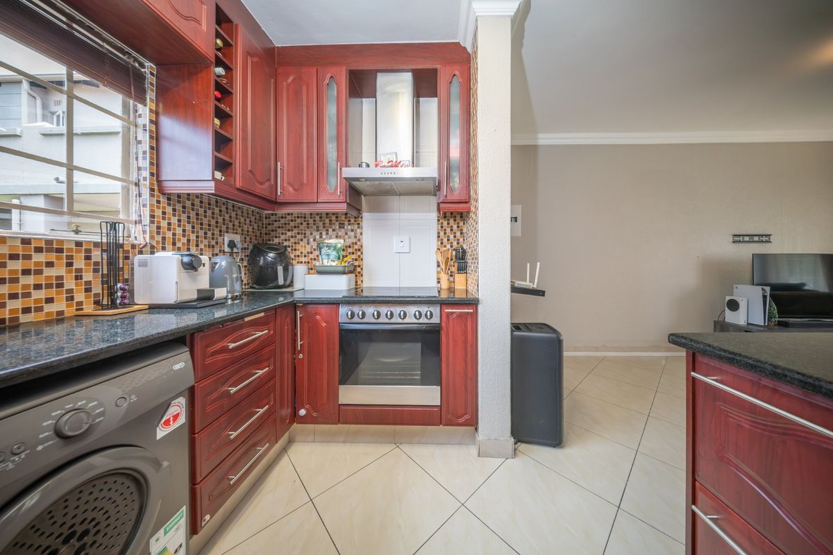 Neat and Cozy Ground Floor Townhouse For Sale - Photo 5