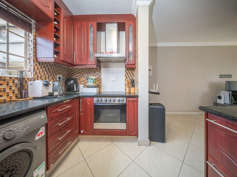 Neat and Cozy Ground Floor Townhouse For Sale - Photo 5