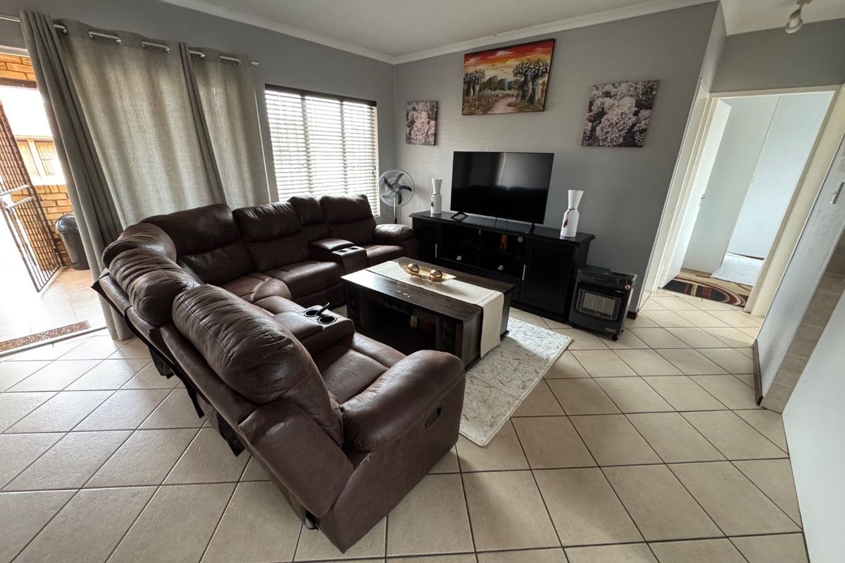 Charming Family Home  - Photo 2