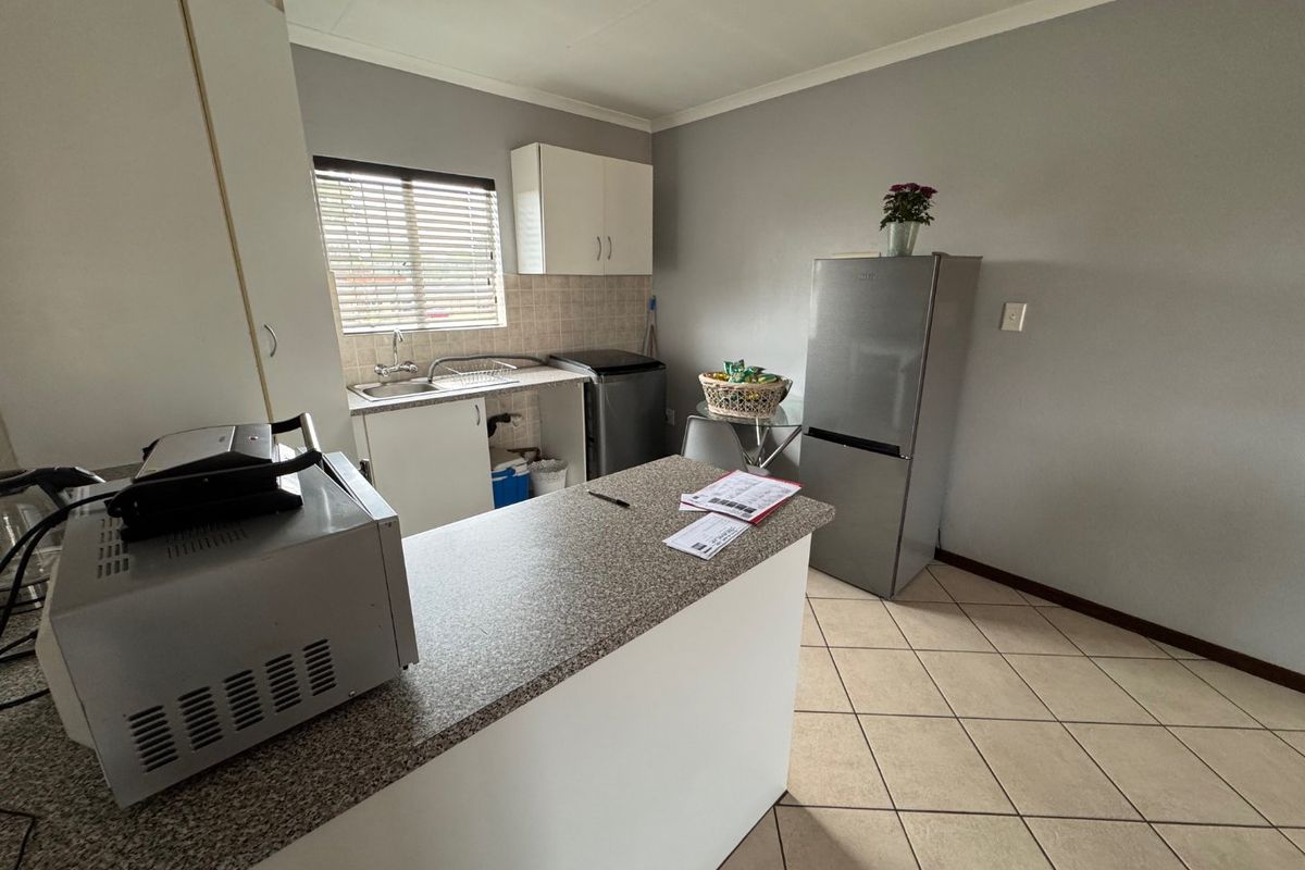 Charming Family Home  - Photo 4