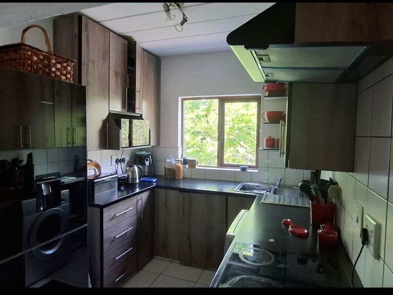 2 Bedroom Apartment in Jukskei Park - Photo 2