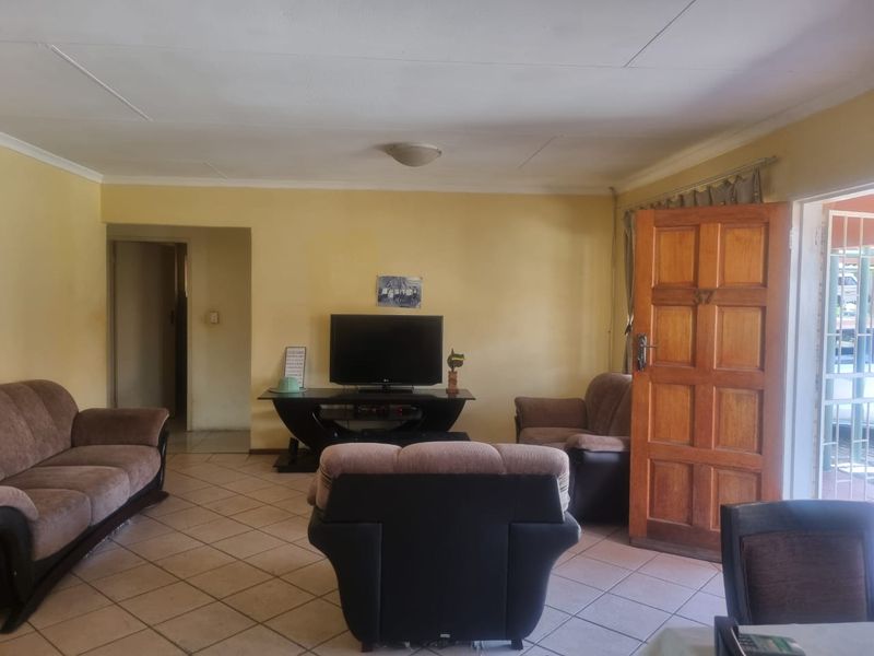 THREE BEDROOM TOWN HOUSE AVAILABLE IMMEDIATLEY IN BENDOR POLOKWANE - Photo 7