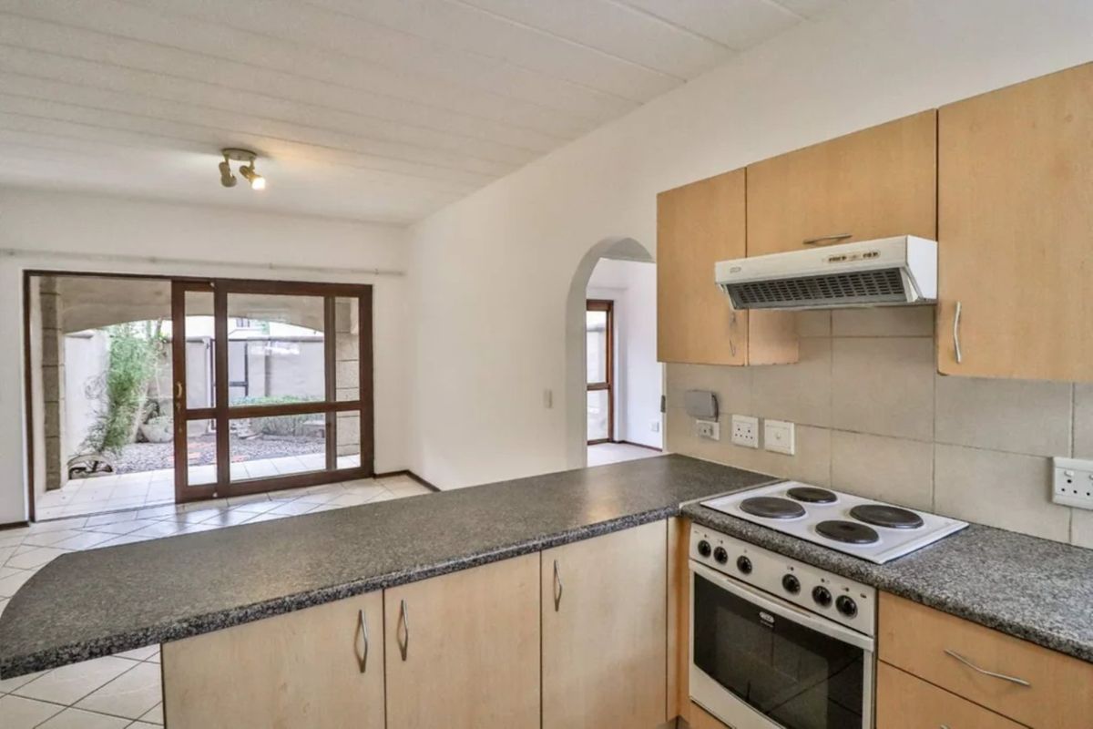 Stunning 1 bed 1bath Spacious Garden Unit- Utilities Included- A Steal! - Photo 4