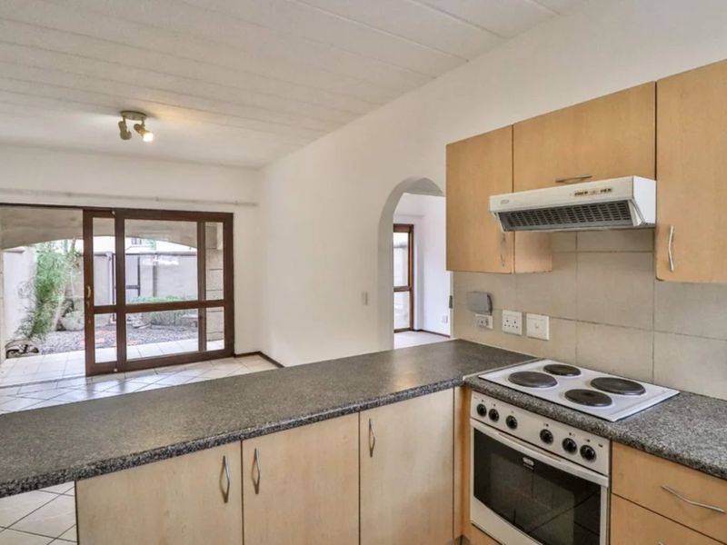 Stunning 1 bed 1bath Spacious Garden Unit- Utilities Included- A Steal! - Photo 4