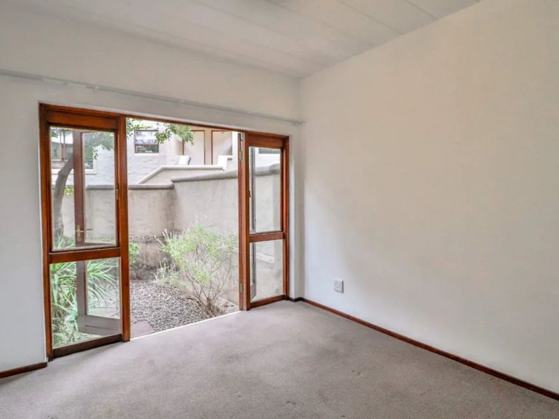 Stunning 1 bed 1bath Spacious Garden Unit- Utilities Included- A Steal! - Photo 9