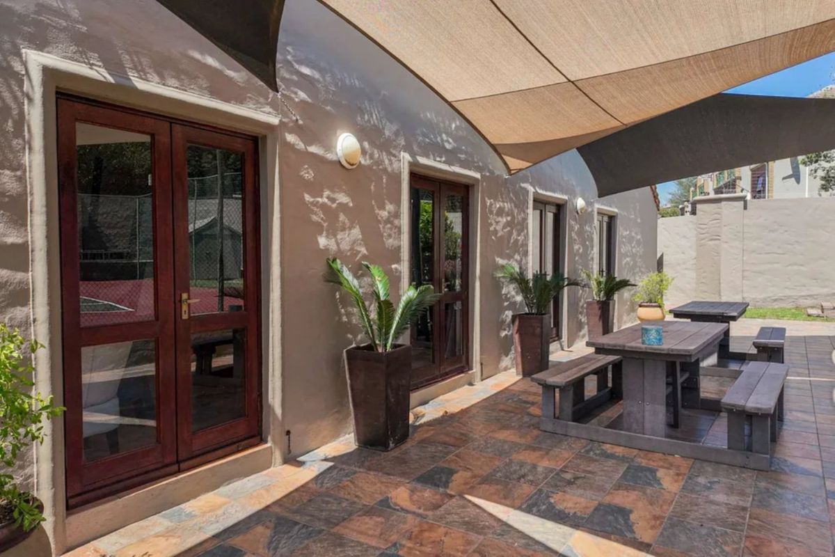 Stunning 1 bed 1bath Spacious Garden Unit- Utilities Included- A Steal! - Photo 3