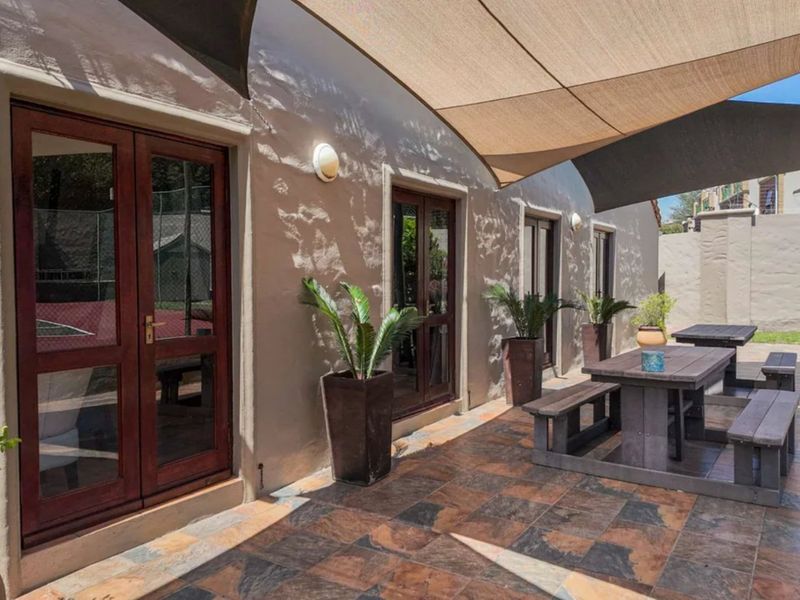 Stunning 1 bed 1bath Spacious Garden Unit- Utilities Included- A Steal! - Photo 3