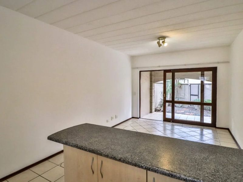 Stunning 1 bed 1bath Spacious Garden Unit- Utilities Included- A Steal! - Photo 8