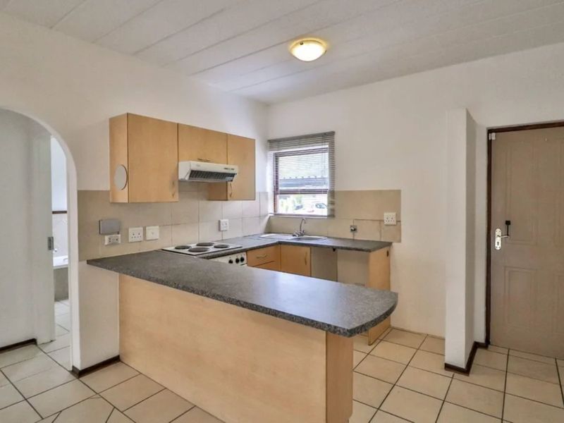 Stunning 1 bed 1bath Spacious Garden Unit- Utilities Included- A Steal! - Photo 6