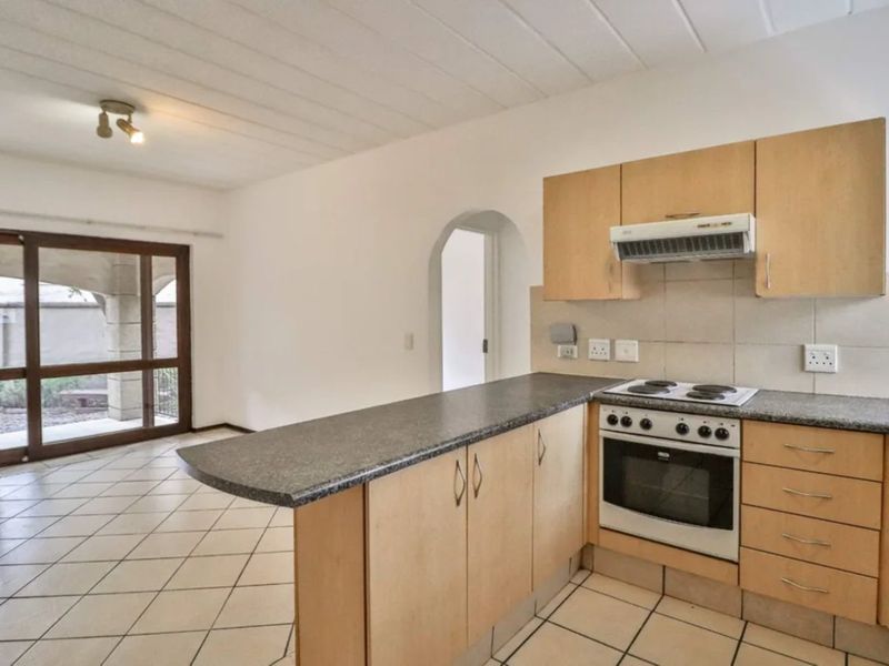 Stunning 1 bed 1bath Spacious Garden Unit- Utilities Included- A Steal! - Photo 5