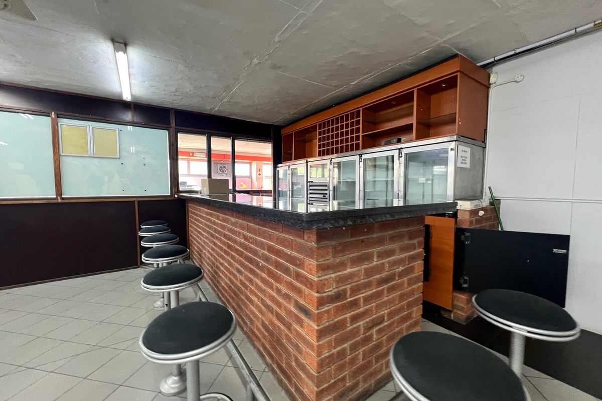 Prime 851m2 office/retail space to let in Pinetown — opposite Sanlam Centre. High visibility, easy public transport access, fibre ready, secure parking, and quick links to M13, M19 & N3. Ideal for office, retail or showroom use. - Photo 4