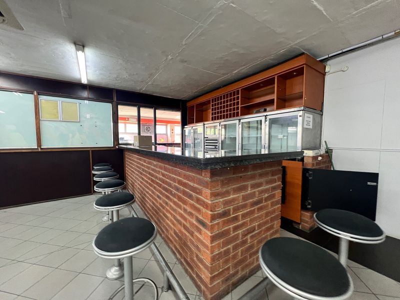 Prime 851m2 office/retail space to let in Pinetown — opposite Sanlam Centre. High visibility, easy public transport access, fibre ready, secure parking, and quick links to M13, M19 & N3. Ideal for office, retail or showroom use. - Photo 4