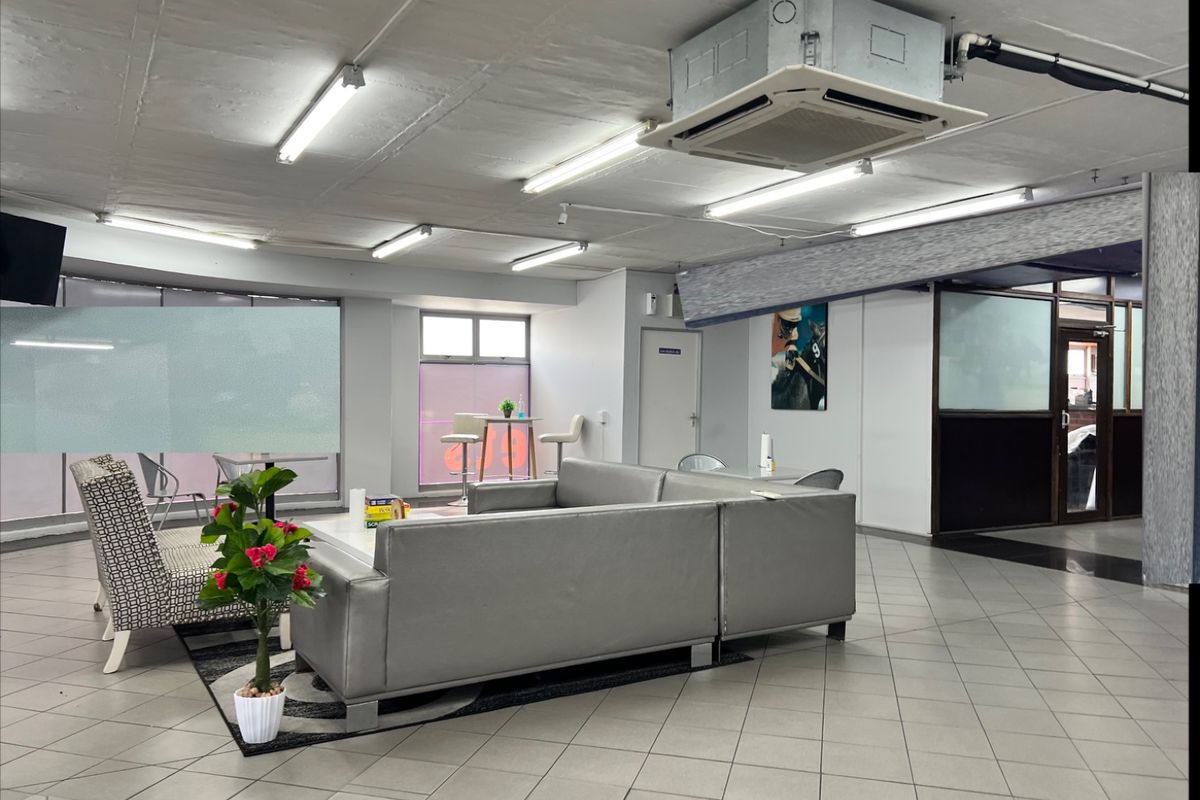 Prime 851m2 office/retail space to let in Pinetown — opposite Sanlam Centre. High visibility, easy public transport access, fibre ready, secure parking, and quick links to M13, M19 & N3. Ideal for office, retail or showroom use. - Photo 3