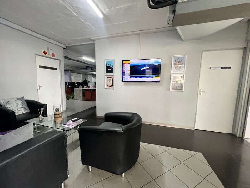 Prime 851m2 office/retail space to let in Pinetown — opposite Sanlam Centre. High visibility, easy public transport access, fibre ready, secure parking, and quick links to M13, M19 & N3. Ideal for office, retail or showroom use. - Photo 9