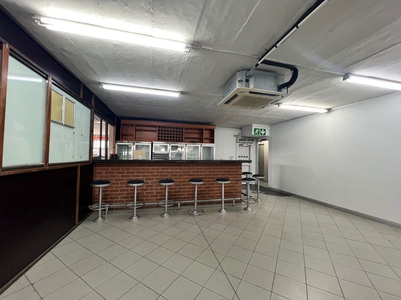Prime 851m2 office/retail space to let in Pinetown — opposite Sanlam Centre. High visibility, easy public transport access, fibre ready, secure parking, and quick links to M13, M19 & N3. Ideal for office, retail or showroom use. - Photo 8