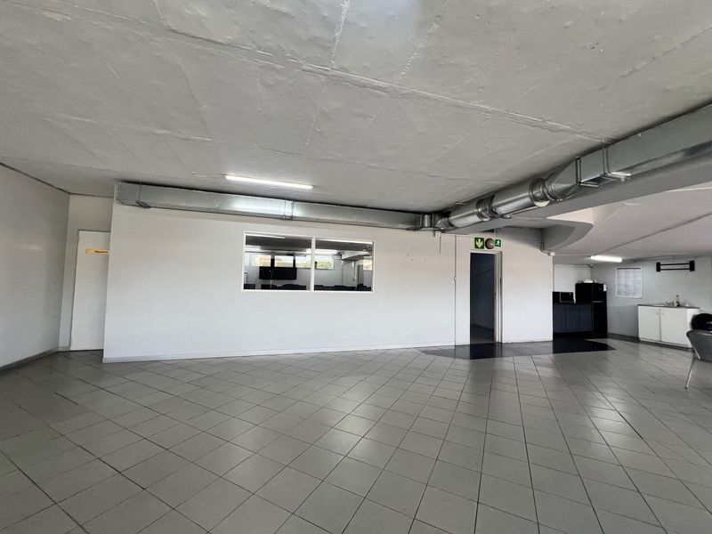 Prime 851m2 office/retail space to let in Pinetown — opposite Sanlam Centre. High visibility, easy public transport access, fibre ready, secure parking, and quick links to M13, M19 & N3. Ideal for office, retail or showroom use. - Photo 7
