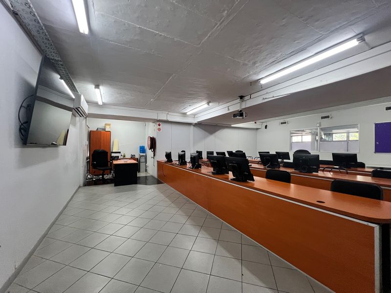 Prime 851m2 office/retail space to let in Pinetown — opposite Sanlam Centre. High visibility, easy public transport access, fibre ready, secure parking, and quick links to M13, M19 & N3. Ideal for office, retail or showroom use. - Photo 6