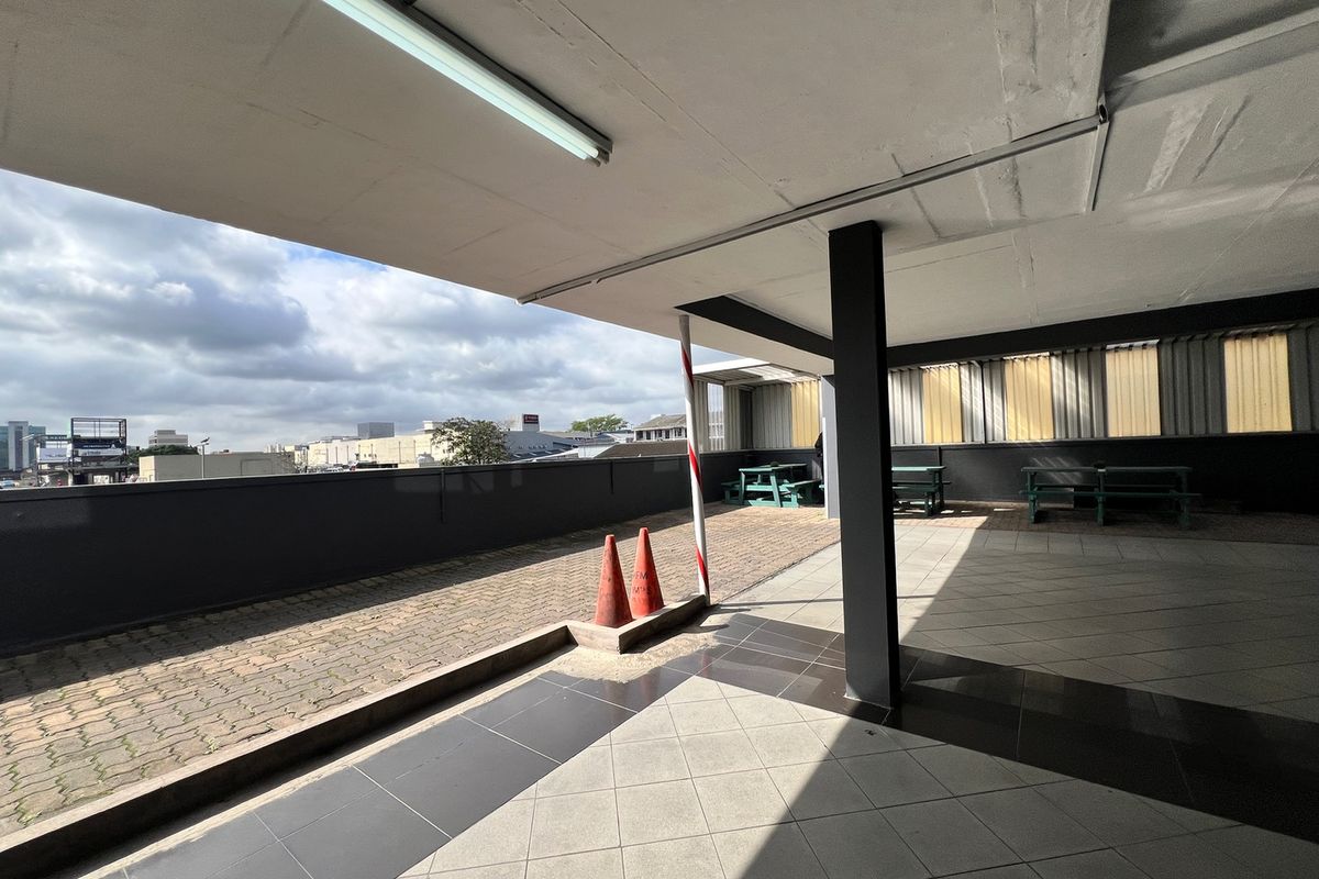 Prime 851m2 office/retail space to let in Pinetown — opposite Sanlam Centre. High visibility, easy public transport access, fibre ready, secure parking, and quick links to M13, M19 & N3. Ideal for office, retail or showroom use. - Photo 5