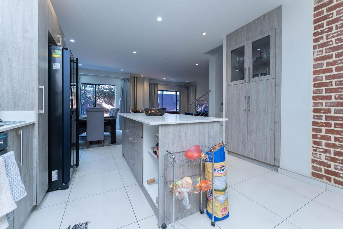 4 Bedroom home in exclusive estate in Morningside, now available for rental! - Photo 4