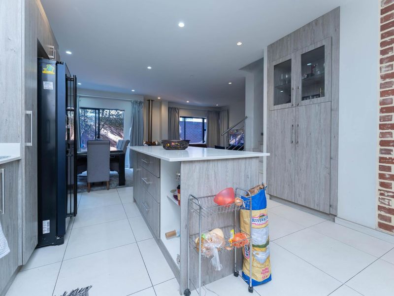 4 Bedroom home in exclusive estate in Morningside, now available for rental! - Photo 4