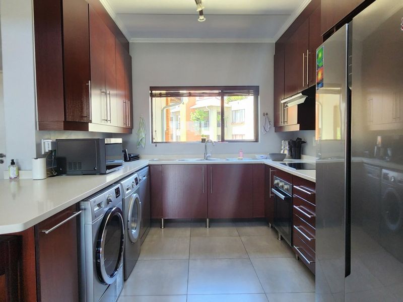 Modern Move-in Ready 3-bed 3-bath Townhouse - Photo 3