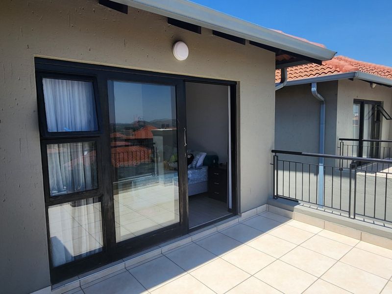 Modern Move-in Ready 3-bed 3-bath Townhouse - Photo 10