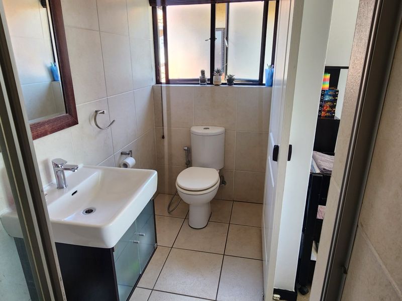 Modern Move-in Ready 3-bed 3-bath Townhouse - Photo 9