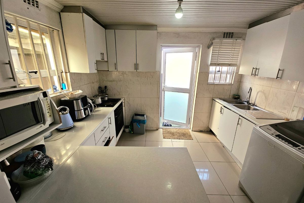 Three bedroom family home - Photo 4